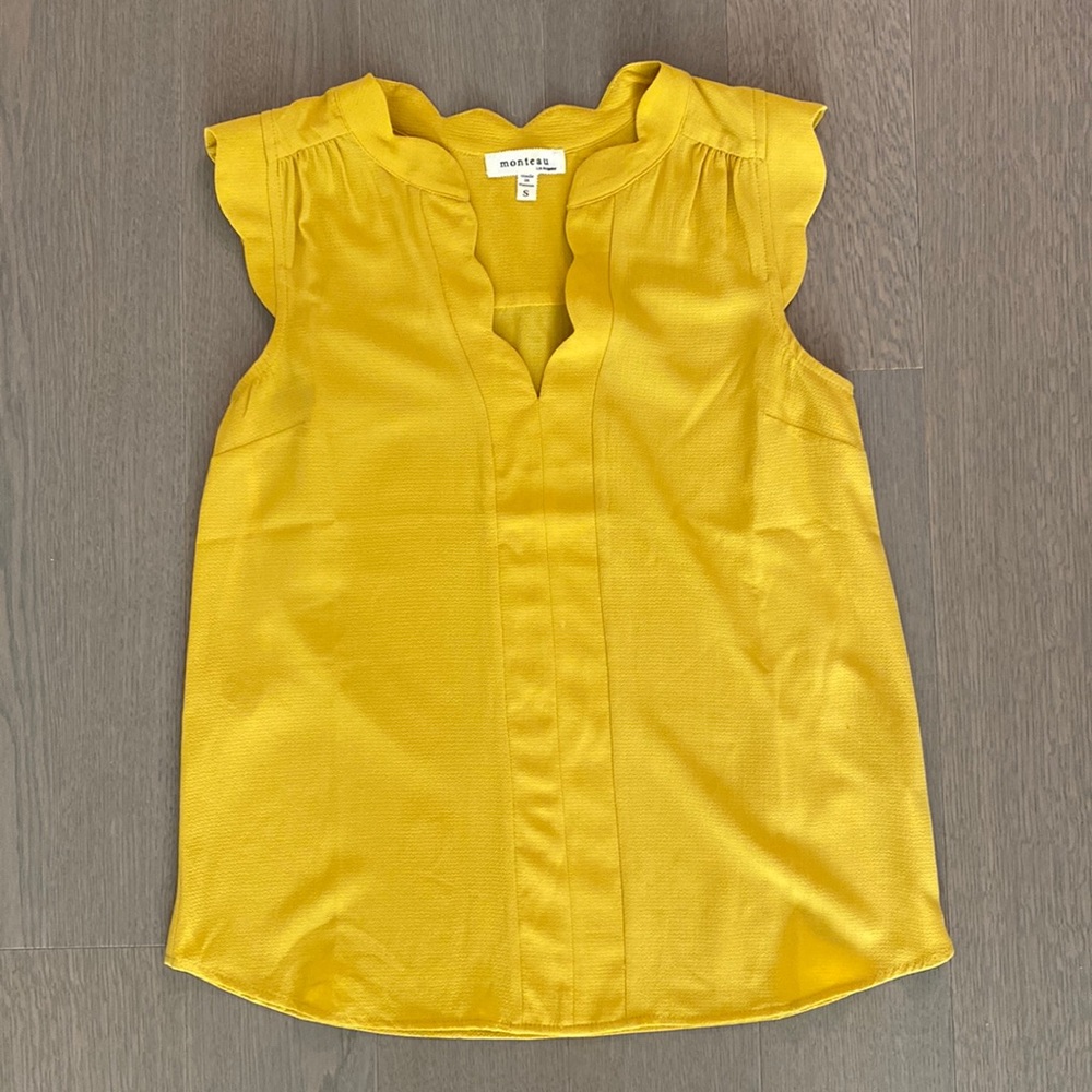 Yellow short sleeve top w/ scalloped shoulders